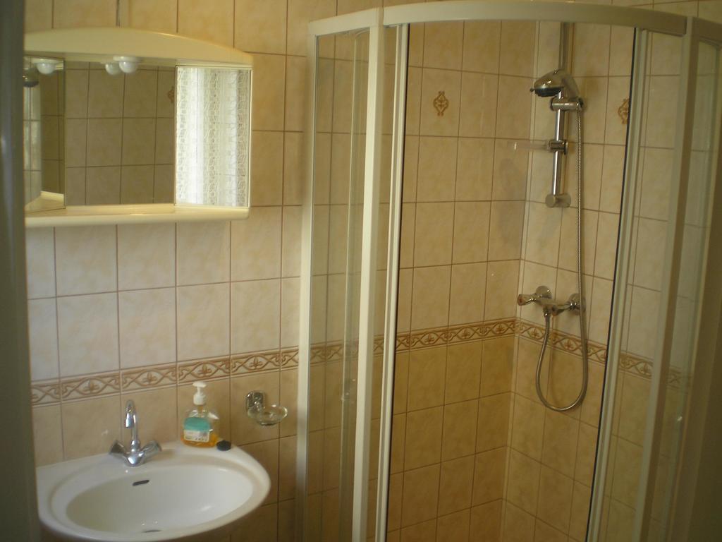 Kiraly Apartman Fonyod Bilik gambar